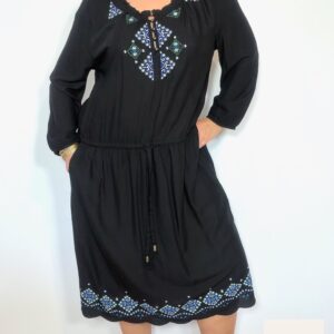 Czarna sukienka boho z haftem geometrycznym w odcieniach niebieskiego i zieleni, długi rękaw, fason midi, wiązanie przy dekolcie, marka C&A